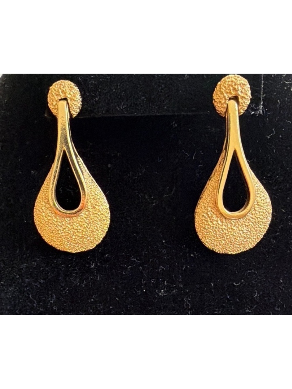 Vtg Gold Tone Teardrop Doorknocker Earrings Hammered Textured Statement Drop NOS